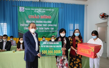 Phó Thủ tướng Thường trực tặng quà Trung tâm nuôi dạy trẻ khuyết tật